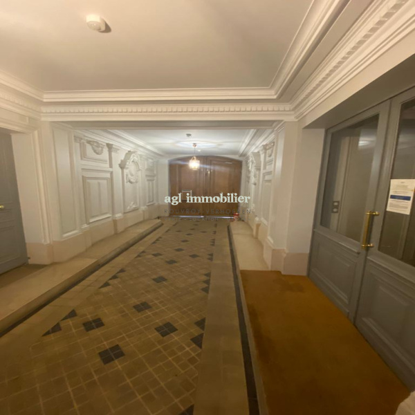 Location Immobilier Professionnel Local commercial Paris 75008